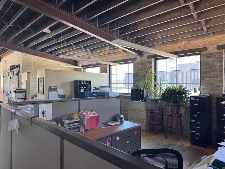 3618 W Pierce St, Milwaukee, WI for lease - Building Photo - Image 2 of 9