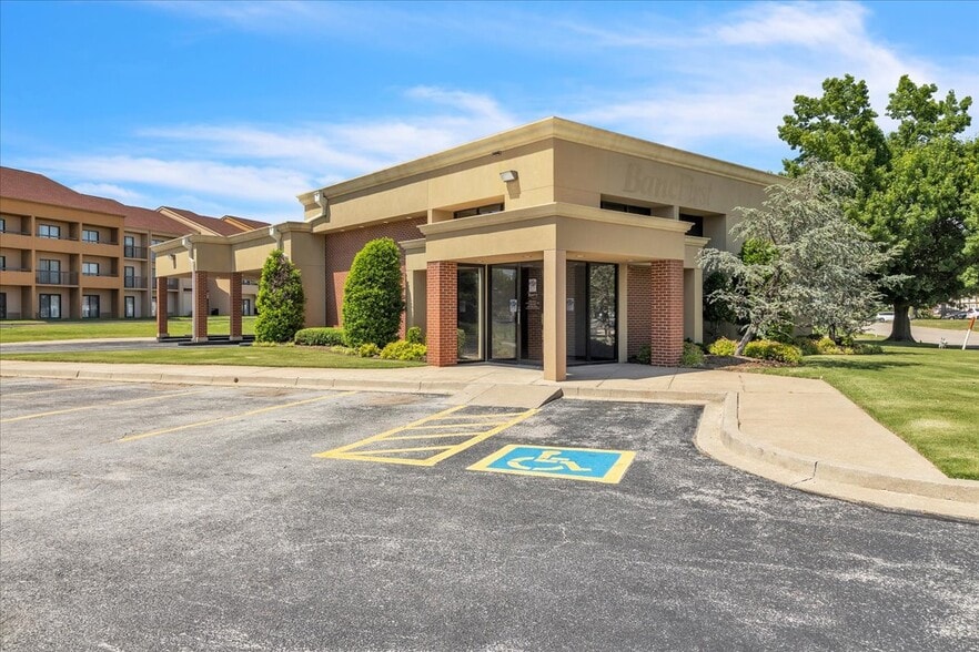 809 Cornell Pky, Oklahoma City, OK à vendre - Photo du bâtiment - Image 1 de 27