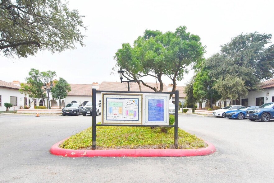 8237 Fredericksburg Rd, San Antonio, TX à louer - Photo du bâtiment - Image 3 de 5