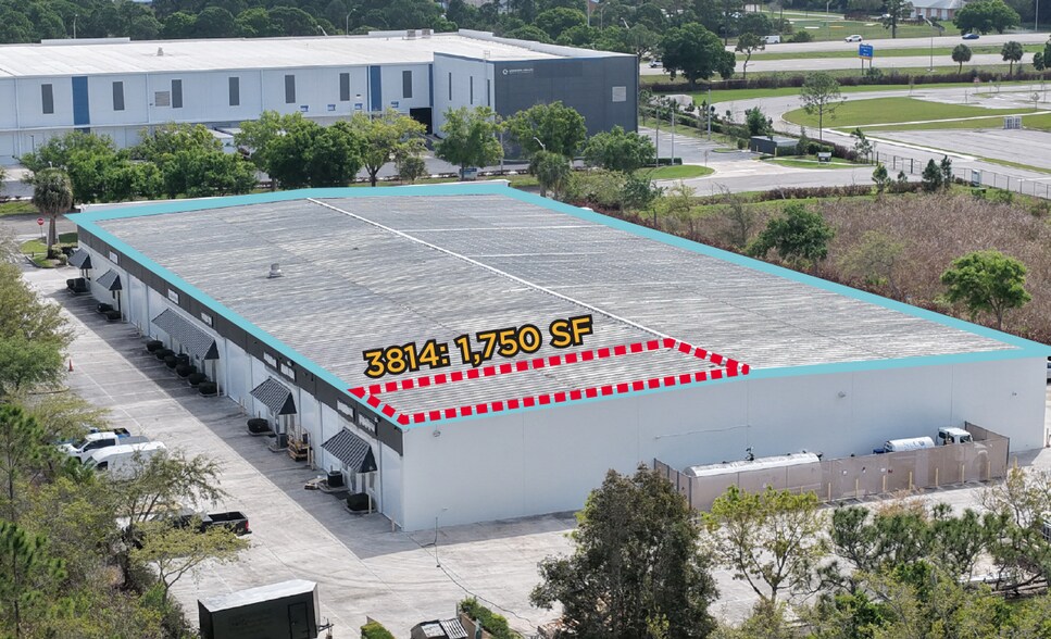 3802-3815 Crossroads Pky, Fort Pierce, FL à louer - Photo du bâtiment - Image 3 de 5