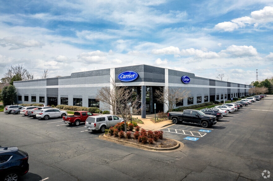 5900 Northwoods Business Pky, Charlotte, NC for lease - Building Photo - Image 2 of 5