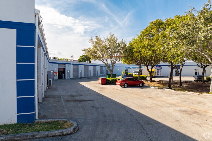 19200 SW 106th Ave, Miami, FL à louer - Photo du bâtiment - Image 3 de 20