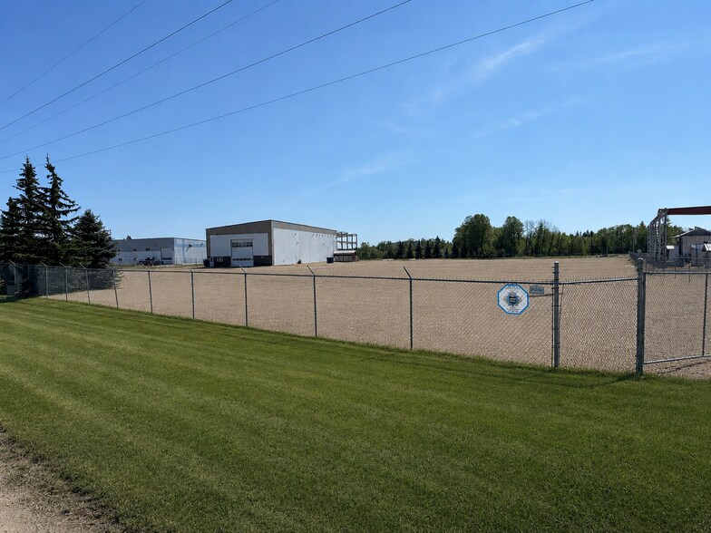 11 & 13 - 27123 Highway 597, Blackfalds, AB à vendre - Photo du bâtiment - Image 1 de 17