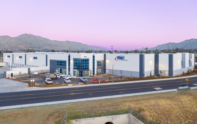 Plus de détails pour 12075 Davis St, Moreno Valley, CA - Industriel à louer