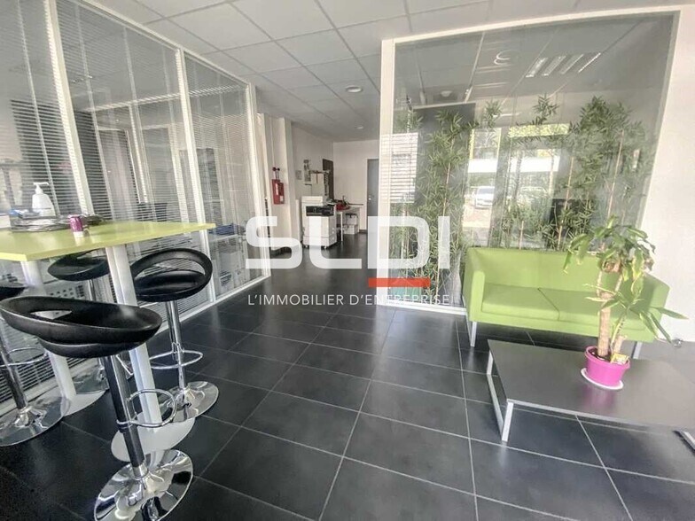 105 Rue Alexandre Dumas, Vaulx-en-Velin for lease - Interior Photo - Image 3 of 6