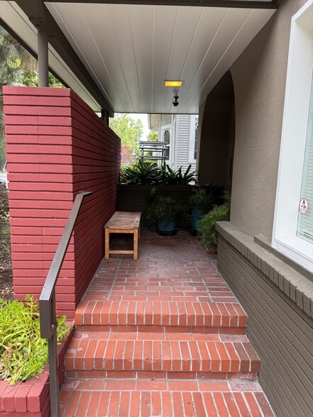 624 University Ave, Palo Alto, CA for lease - Interior Photo - Image 3 of 13