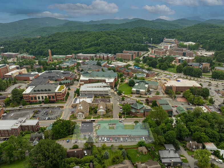 271 Wallace Cir, Boone, NC à vendre - Photo du bâtiment - Image 3 de 41