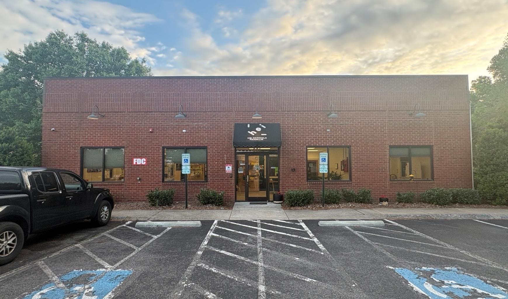 619-621 Bradley Ct, Franklin, TN for lease Primary Photo- Image 1 of 5