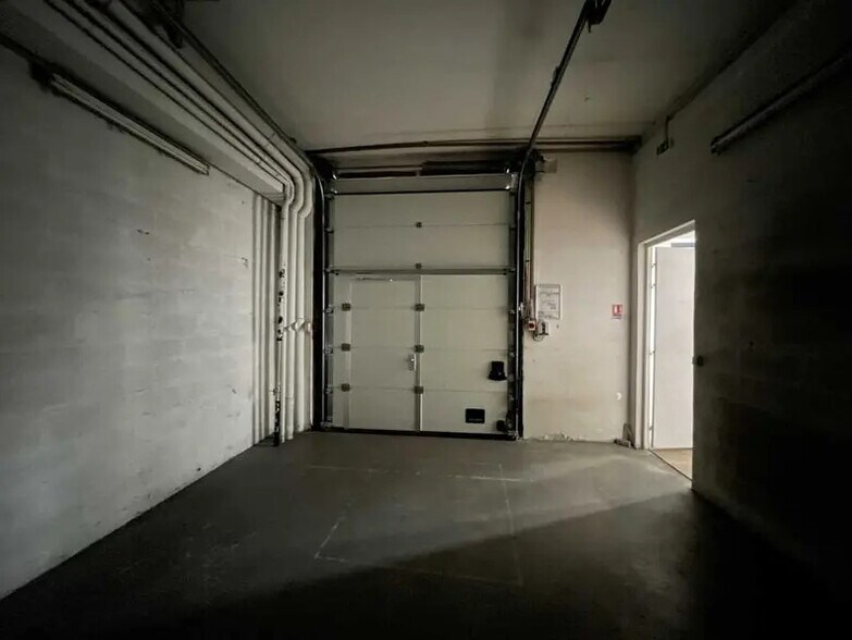 Flex in Vanves for lease - Interior Photo - Image 3 of 11