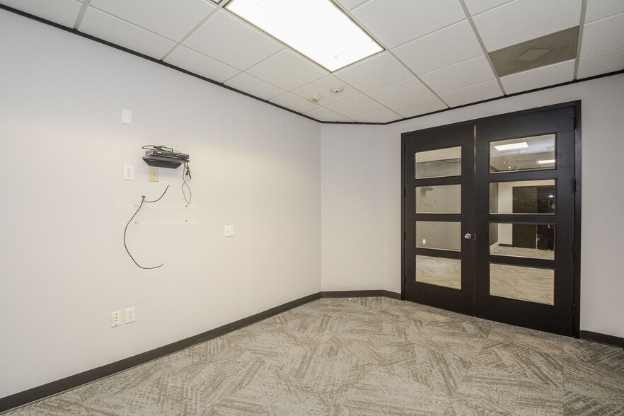 6100 Corporate Dr, Houston, TX for sale - Interior Photo - Image 2 of 13