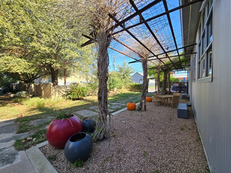 114 E Cevallos, San Antonio, TX à louer - Photo du bâtiment - Image 2 de 11