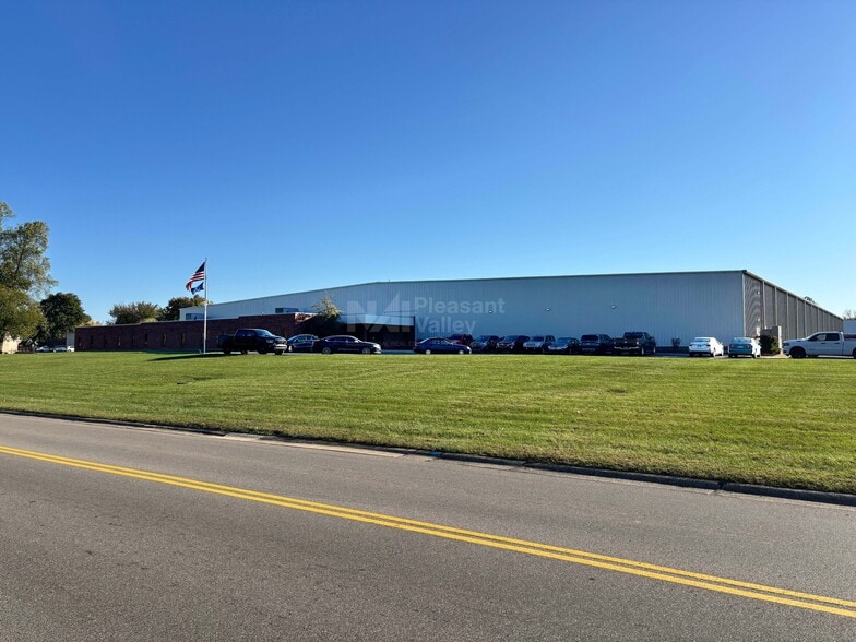 7825 Hub Pky, Valley View, OH for lease - Building Photo - Image 1 of 4