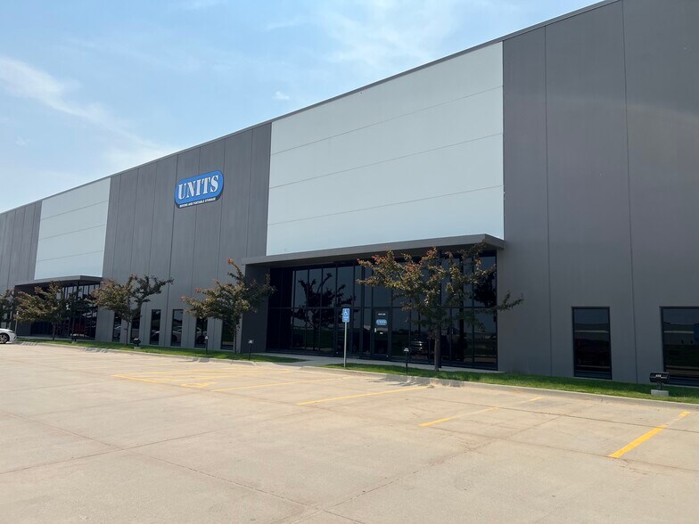 200 SE 37th St, Grimes, IA à louer - Photo du bâtiment - Image 1 de 10