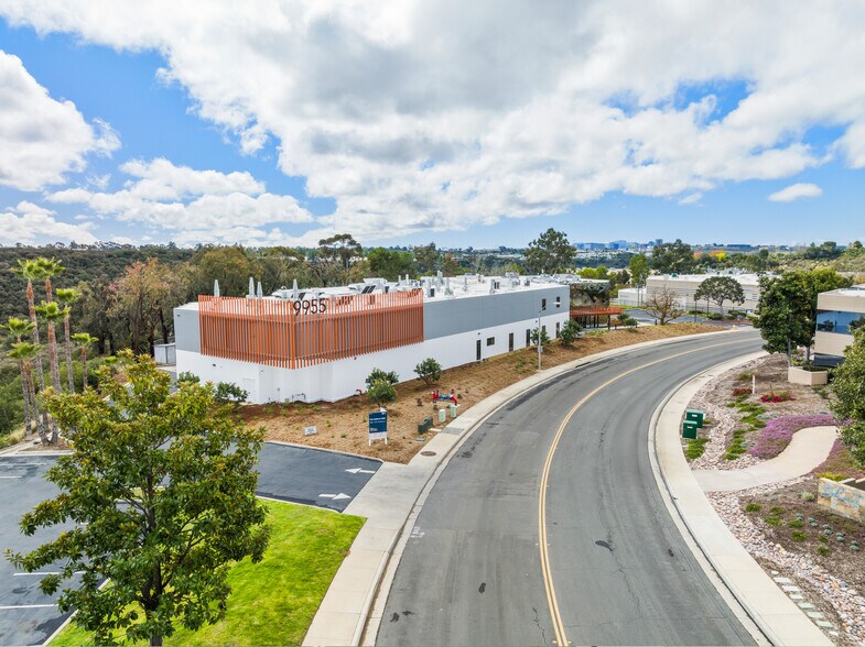 9955 Mesa Rim Rd, San Diego, CA à louer - Photo du bâtiment - Image 3 de 12