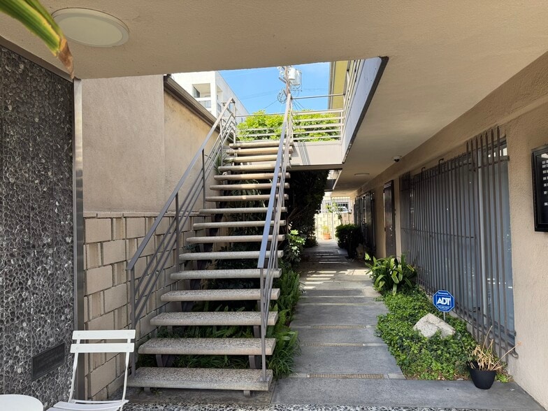 1145-1147 S Robertson Blvd, Los Angeles, CA à louer - Photo du bâtiment - Image 2 de 19