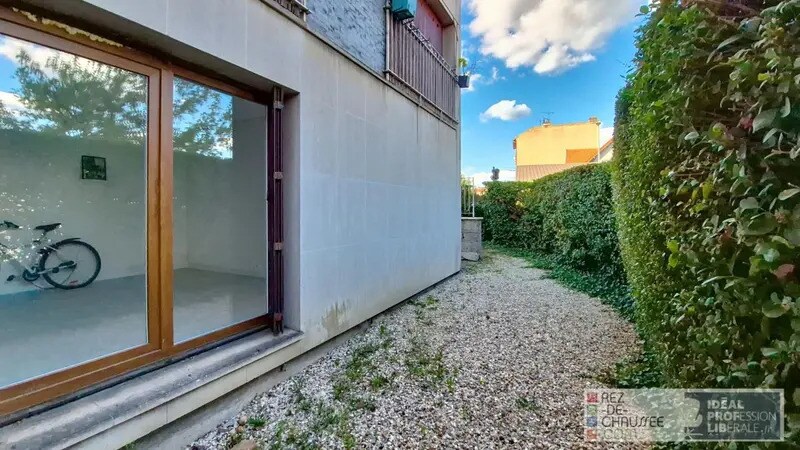 Multifamily in Bagnolet for sale Building Photo- Image 1 of 12