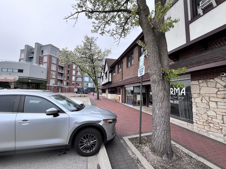 16 W Busse Ave, Mount Prospect, IL à louer - Photo du bâtiment - Image 1 de 13