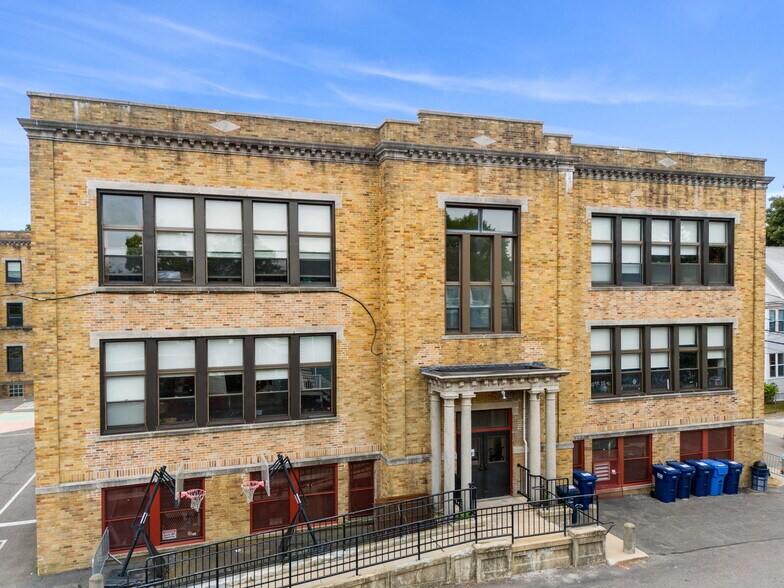 21 Notre Dame Ave, Cambridge, MA à louer - Photo du bâtiment - Image 2 de 21