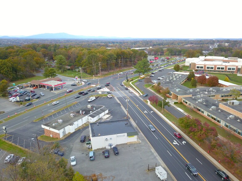 7106 Timberlake Rd, Lynchburg, VA à louer - Photo du bâtiment - Image 2 de 19