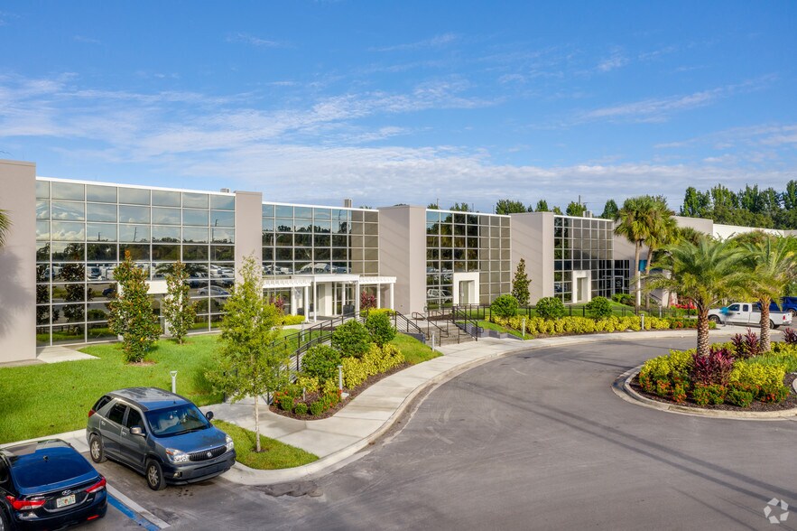 100 Sunport Ln, Orlando, FL à louer - Photo du bâtiment - Image 3 de 7