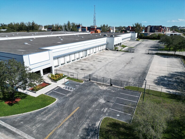 9901 NW 106th St, Medley, FL à louer - Photo du bâtiment - Image 2 de 3