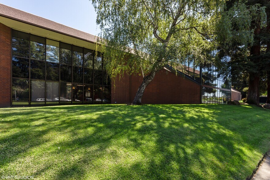 2335 American River Dr, Sacramento, CA à louer - Photo du bâtiment - Image 2 de 21