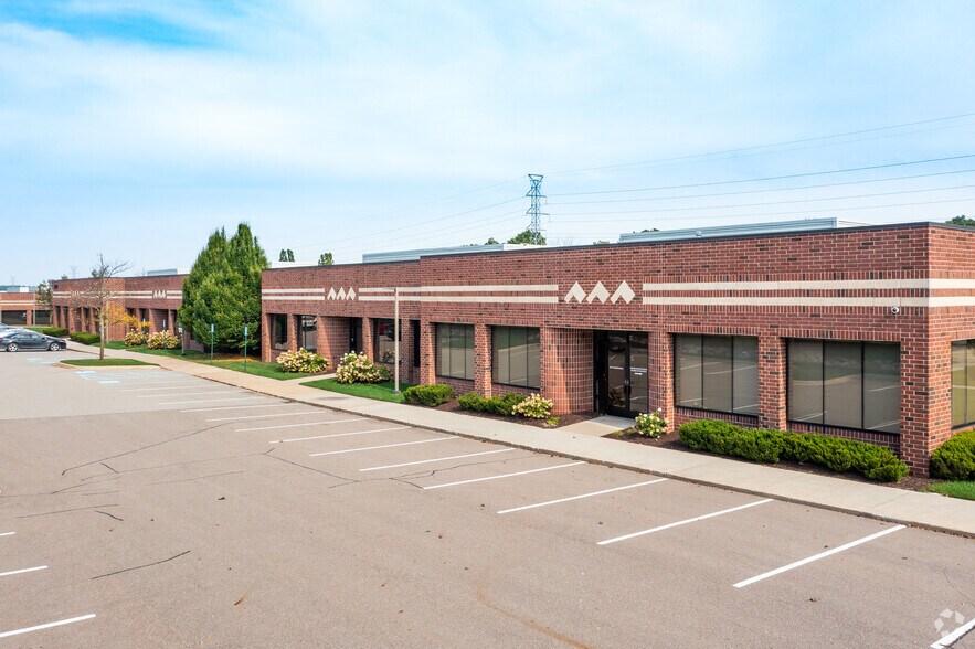 28700 Cabot Dr, Novi, MI à louer - Photo principale - Image 1 de 7