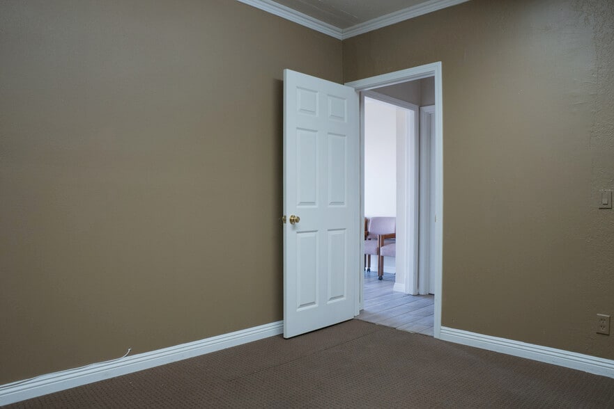 1344 W 6th St, Corona, CA for sale - Interior Photo - Image 3 of 78