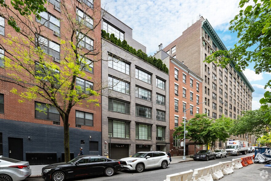 316-318 E 22nd St, New York, NY for sale - Building Photo - Image 2 of 27