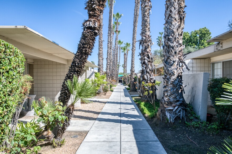 446 W Shaw Ave, Fresno, CA for sale - Building Photo - Image 2 of 9