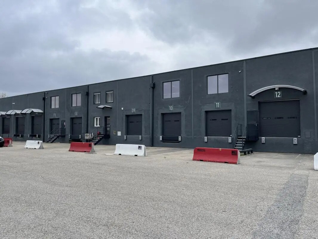 Flex in Corbas for lease Building Photo- Image 1 of 5