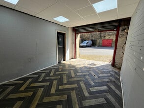 Coal Hill Ln, Pudsey for lease Interior Photo- Image 1 of 4