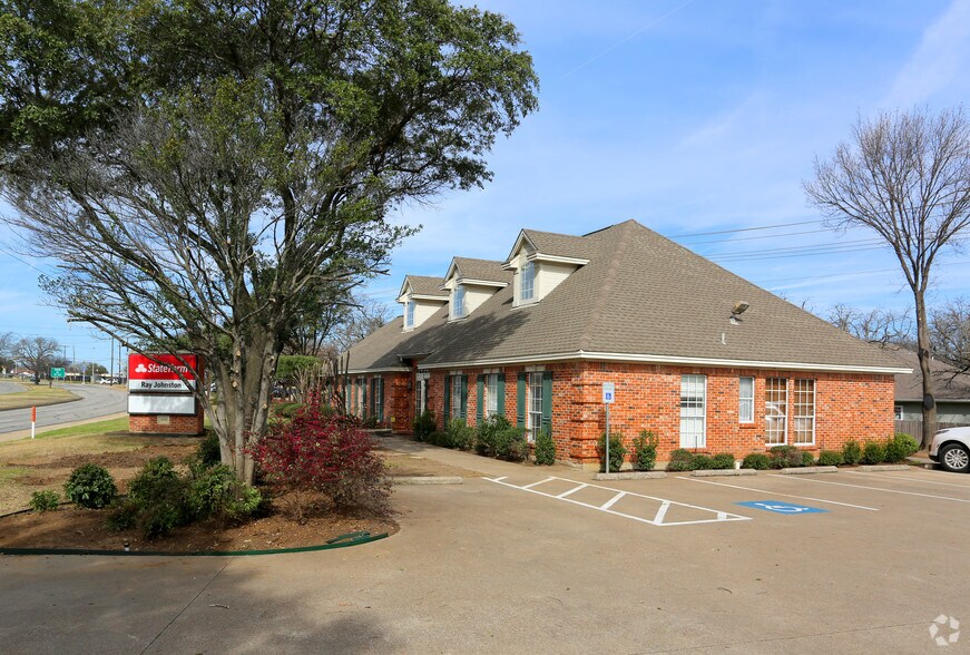 1105 W Lamar Blvd, Arlington, TX à louer - Photo du bâtiment - Image 2 de 3
