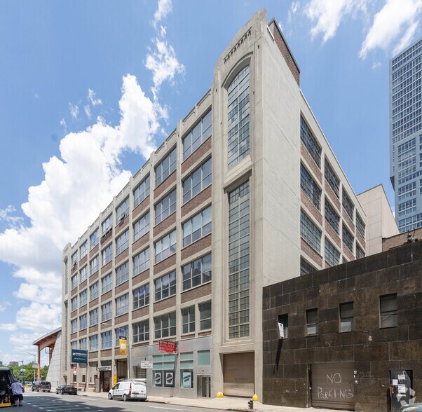625 W 55th St, New York, NY à louer - Photo du bâtiment - Image 2 de 7