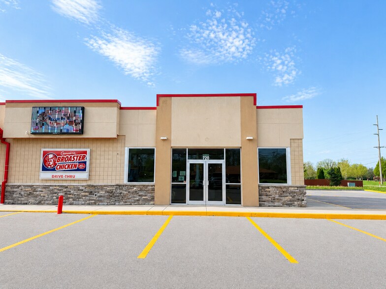 720 E Tillman Rd, Fort Wayne, IN à louer - Photo du bâtiment - Image 2 de 4