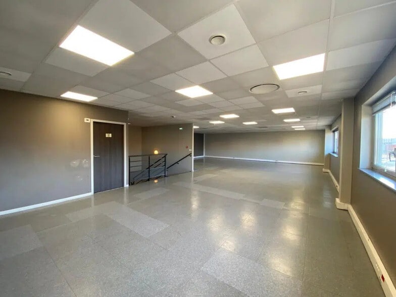 Office in Saint-Priest for lease - Interior Photo - Image 3 of 4