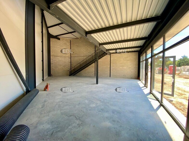 Flex in Roquevaire for lease - Interior Photo - Image 2 of 5