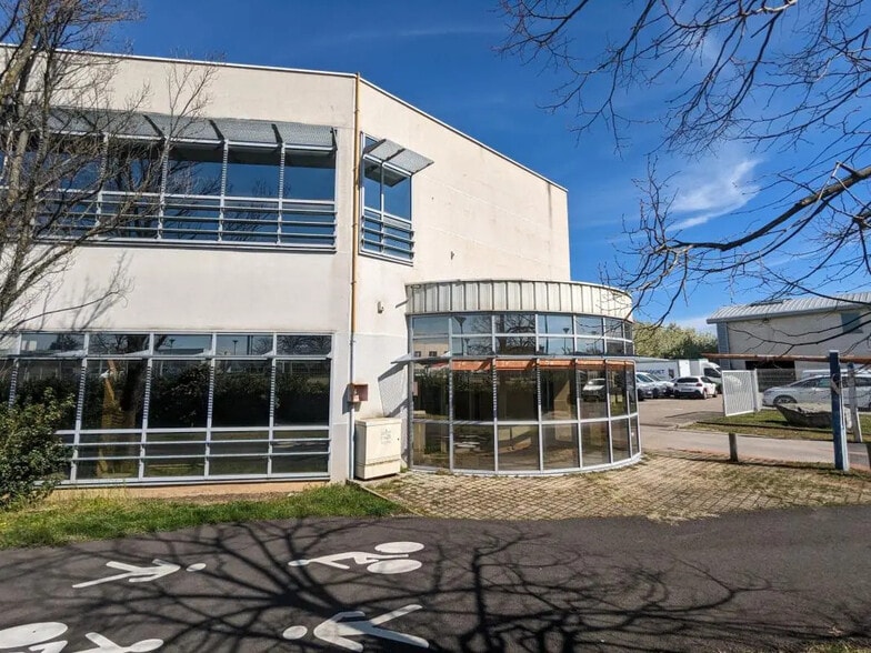 Retail in Bron for lease - Building Photo - Image 1 of 10