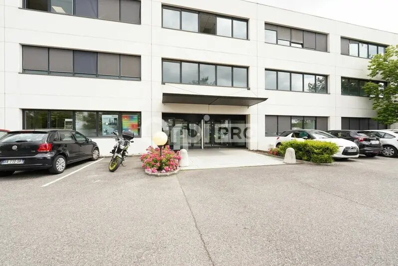 Industrial in Bron for lease - Building Photo - Image 2 of 12
