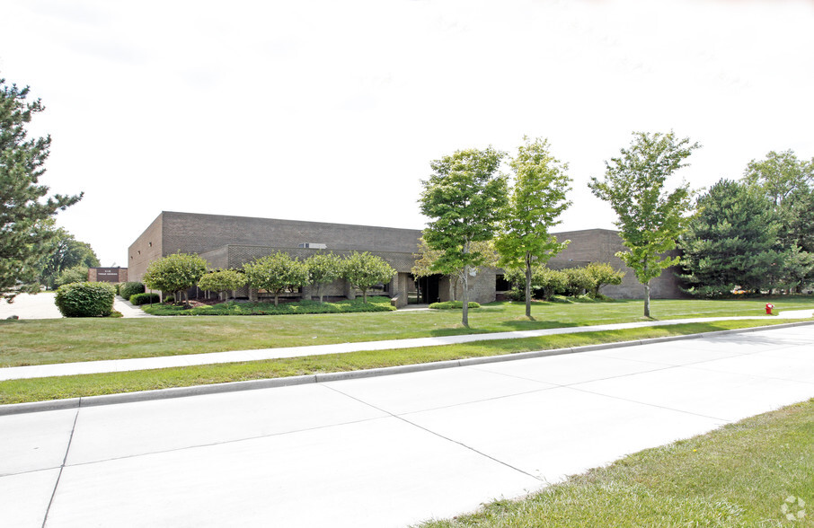 700 E Whitcomb Ave, Madison Heights, MI for lease - Primary Photo - Image 1 of 5