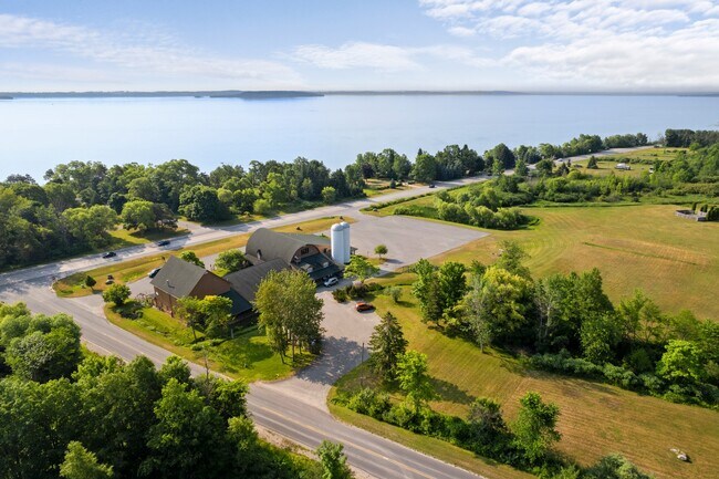 Plus de détails pour 5046 S West Bay Shore Dr, Suttons Bay, MI - Commerce de détail à vendre