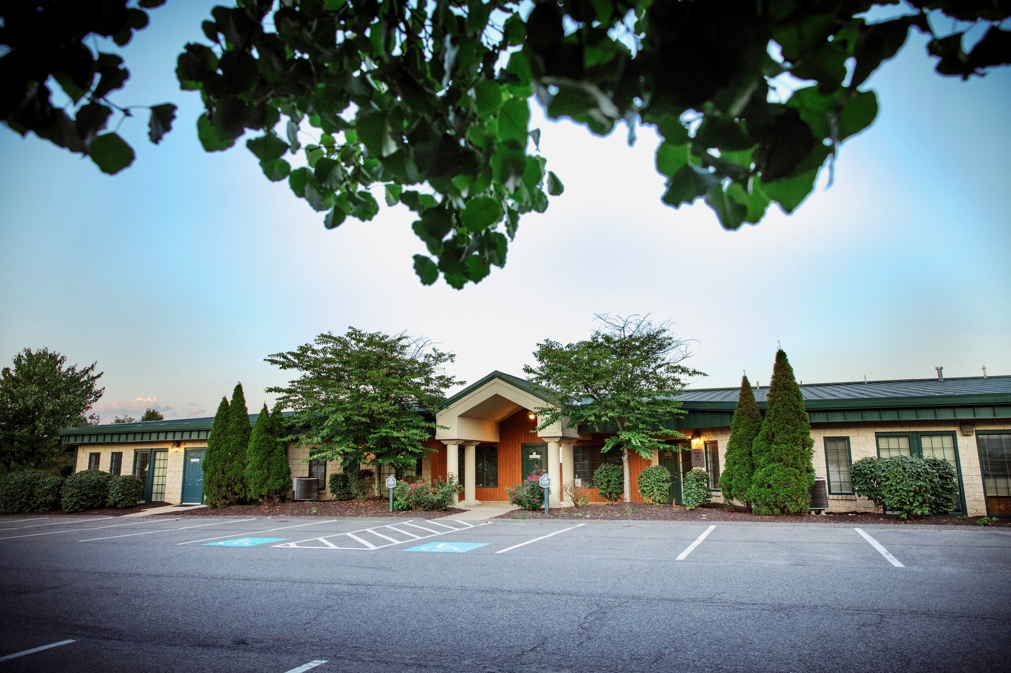 300 Cedar Ridge Dr, Pittsburgh, PA à louer Photo du bâtiment- Image 1 de 8