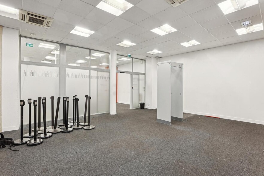 54 Ter Rue De Châteaudun, Paris for lease - Interior Photo - Image 2 of 13