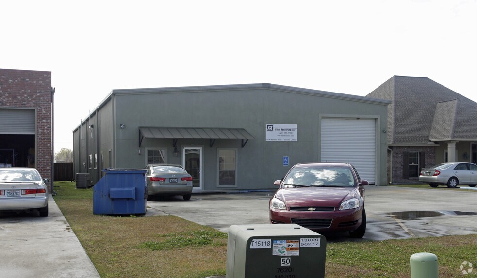211 Eastbank Dr, Gonzales, LA à vendre - Photo du bâtiment - Image 2 de 15