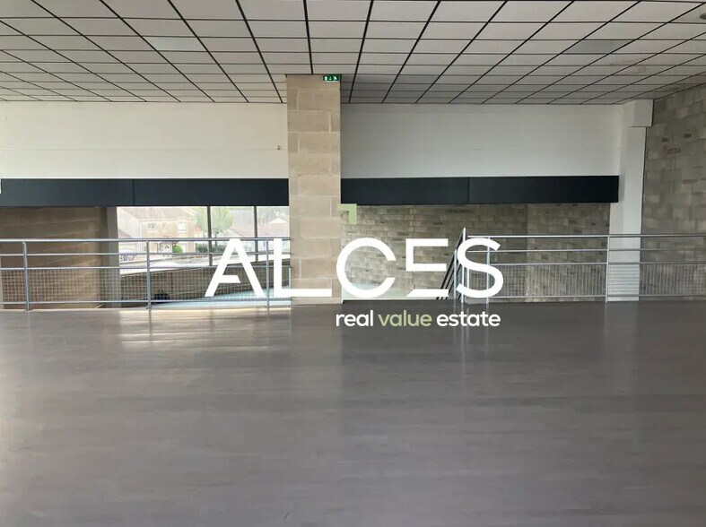 Retail in Mérignac for lease - Interior Photo - Image 1 of 3