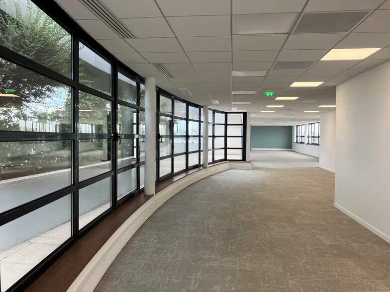 Office in Levallois-Perret for lease - Interior Photo - Image 2 of 16