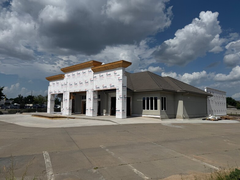 2110 N Webb Rd, Wichita, KS à louer - Photo du bâtiment - Image 2 de 5