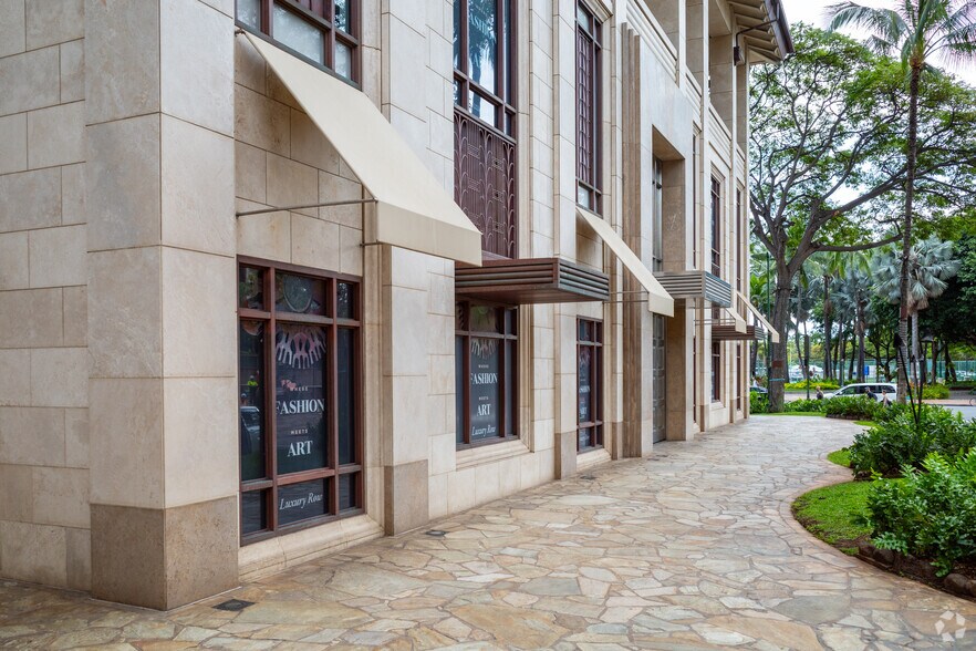 2100-2118 Kalakaua Ave, Honolulu, HI à louer - Photo du bâtiment - Image 3 de 6