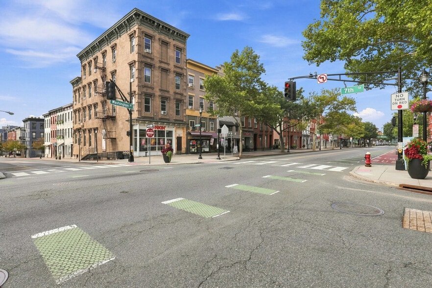704 Washington St, Hoboken, NJ à vendre - Photo du bâtiment - Image 2 de 32