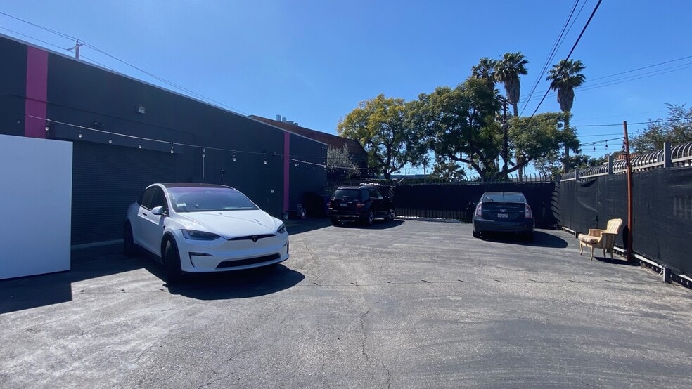 5351 W Adams Blvd, Los Angeles, CA à louer - Photo du bâtiment - Image 3 de 13